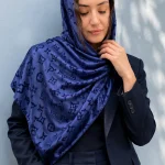 شال توری زنانه سبک مدل ویانا رنگ سرمه‌ای با بافت نیمه‌شفاف و طرح برجسته