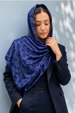 شال توری زنانه سبک مدل ویانا رنگ سرمه‌ای با بافت نیمه‌شفاف و طرح برجسته